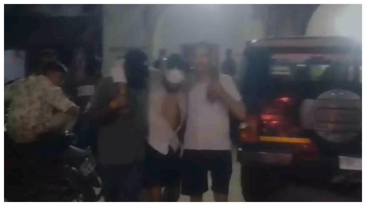 Etawah News : मोमोज के रुपये को लेकर हुआ विवाद, दुकानदार ने दो युवकों को पीटा, कोतवाली में की शिकायत