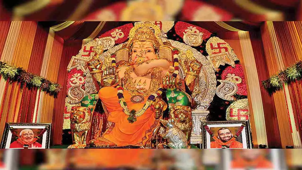 66 किलो सोना, चांदी का पंडाल! लालबागचा राजा नहीं, ये गणपति हैं सबसे अमीर...भव्यता देख रह जाएंगे दंग 66 किलो सोना, चांदी का पंडाल! लालबागचा राजा नहीं, ये गणपति हैं सबसे अमीर...भव्यता देख रह जाएंगे दंग