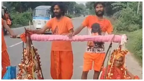 Balrampur News: मां को कांवड़ में बैठाकर 15 KM चले बेटे, लोगों ने कहा- ये हैं ‘श्रवण कुमार’