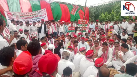 Kannauj News: आलू किसानों की समस्याओं को लेकर सपा का जोरदार प्रदर्शन, सरकार का पुतला फूंका
