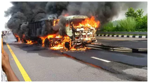 Barabanki: पूर्वांचल एक्सप्रेसवे पर ट्राला में लगी आग, एक तरफ का आवागमन रुका, चालक-परिचालक सुरक्षित