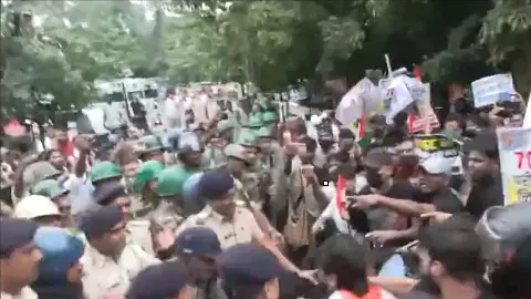 पटना की सड़कों पर बवाल! बिहार पुलिस SI परीक्षा रद्द करने की मांग पर अड़ें छात्र, धक्का-मुक्की के बाद पुलिस हिरासत में कई पटना की सड़कों पर बवाल! बिहार पुलिस SI परीक्षा रद्द करने की मांग पर अड़ें छात्र, धक्का-मुक्की के बाद पुलिस हिरासत में कई