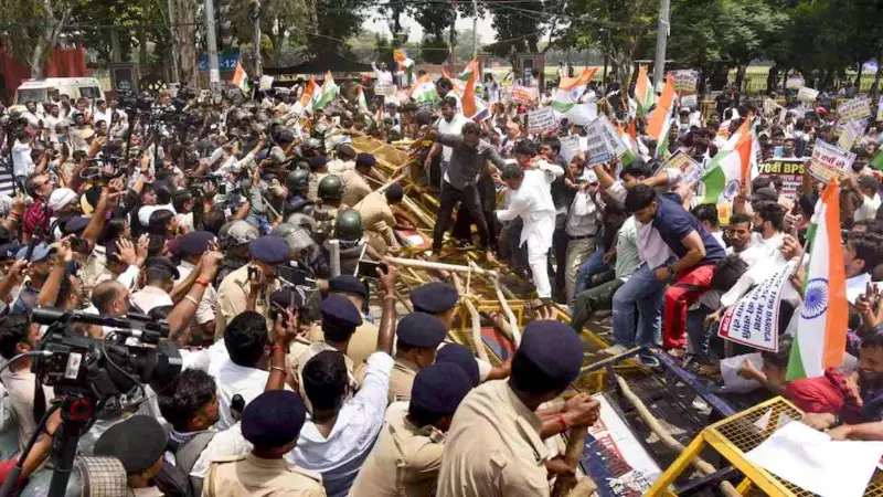 परीक्षा धांधली पर पटना में छात्रों का महाविस्फोट! गांधी मैदान से CM हाउस कूच...बैरिकेडिंग तोड़ पुलिस से भिड़े परीक्षा धांधली पर पटना में छात्रों का महाविस्फोट! गांधी मैदान से CM हाउस कूच...बैरिकेडिंग तोड़ पुलिस से भिड़े