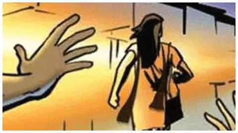 Hapur News : तड़के 3 बजे नाबालिग किशोरी अचानक गायब, पड़ोसी युवक पर बहला-फुसलाकर ले जाने का आरोप Hapur News : तड़के 3 बजे नाबालिग किशोरी अचानक गायब, पड़ोसी युवक पर बहला-फुसलाकर ले जाने का आरोप
