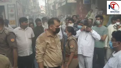 Kasganj News: कासगंज में विशाल मेगा मार्ट में भीषण आग, एक करोड़ से अधिक का माल जलने की आशंका