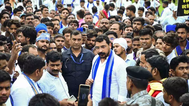 काफिला रोका, फिर पथराव... चंद्रशेखर आजाद को जिंदा जलाने की साजिश? सांसद के दावे से मचा हड़कंप! काफिला रोका, फिर पथराव... चंद्रशेखर आजाद को जिंदा जलाने की साजिश? सांसद के दावे से मचा हड़कंप!