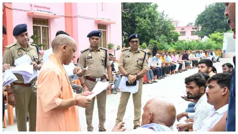 Gorakhpur News: जनता दर्शन में बोले CM योगी- इलाज के लिए किसी को नहीं होने देंगे परेशान, बनेगी मदद