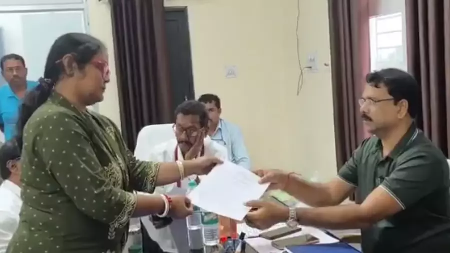 ममता बनर्जी को एक और बड़ा झटका! नंदीग्राम उम्मीदवार ने शुभेंदु अधिकारी से मुलाकात के बाद वापस लिया नामांकन