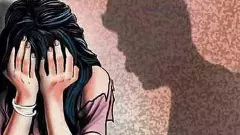 मां के साथ सो रही थी युवती, तभी घर में घुसा पड़ोसी, फिर जो हुआ...