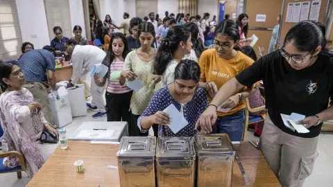 2.75 लाख छात्र, 52 कॉलेज और 20 उम्मीदवार...DUSU Election में अध्यक्ष पद पर घमासान, आज छात्र करेंगे फैसला 2.75 लाख छात्र, 52 कॉलेज और 20 उम्मीदवार...DUSU Election में अध्यक्ष पद पर घमासान, आज छात्र करेंगे फैसला