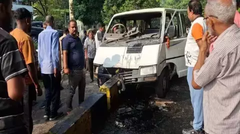 जमशेदपुर में बच्चों से भरी स्कूल वैन डिवाइडर से टकराई, 17 बच्चे घायल, 2 की हालत गंभीर जमशेदपुर में बच्चों से भरी स्कूल वैन डिवाइडर से टकराई, 17 बच्चे घायल, 2 की हालत गंभीर