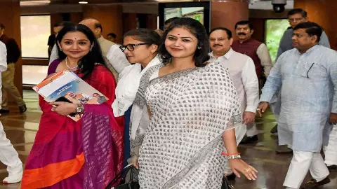 तू इधर उधर की न... सायोनी घोष के रहस्यमयी पोस्ट से चढ़ा सियासी पारा! TMC की टूट के बीच किस पर साधा निशाना? तू इधर उधर की न... सायोनी घोष के रहस्यमयी पोस्ट से चढ़ा सियासी पारा! TMC की टूट के बीच किस पर साधा निशाना?
