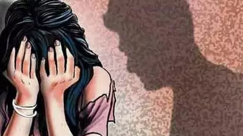 मां के साथ सो रही थी युवती, तभी घर में घुसा पड़ोसी, फिर जो हुआ...