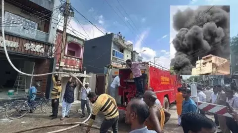 सतना में तीन मंजिला मकान धू-धूकर जला, दो बच्चों को सुरक्षित निकाला