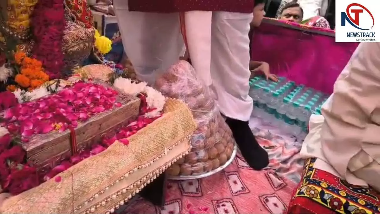 Mathura News: दूदेश्वरनाथ मंदिर में तेरहमणि अध्यक्ष नारायण गिरि महाराज ने किया रजत शिला पूजन