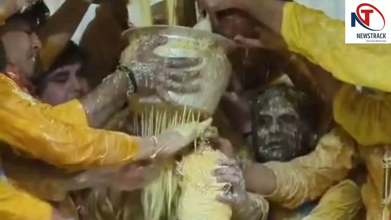 Mathura News: बरसाना में धूमधाम से मनाया गया राधारानी का जन्मोत्सव, मंदिर में गूंजा राधे-राधे
