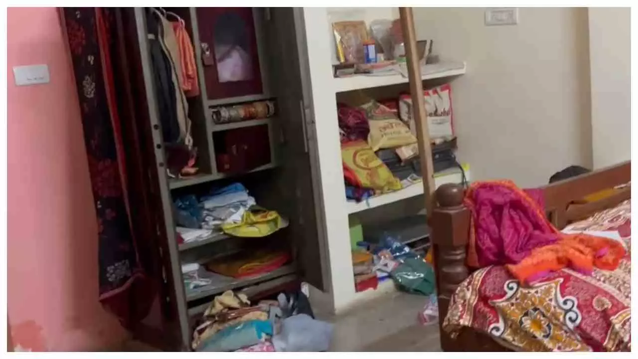 Hapur News : हाफिजपुर में एक रात 3 घरों में चोरी, लाखों के जेवर-नकदी लेकर फरार हुए चोर