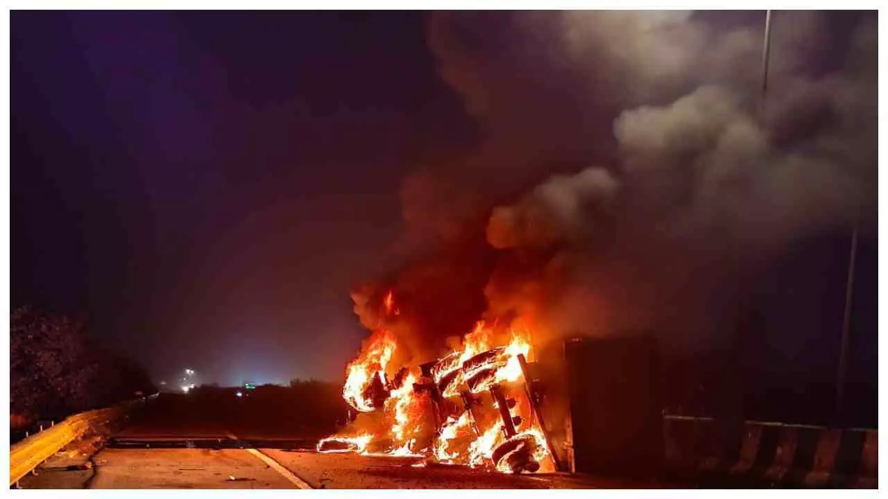 Jalaun News: बुंदेलखंड एक्सप्रेसवे पर ट्रक पलटा, धू-धूकर जला; चालक-कंडक्टर बचे Jalaun News: बुंदेलखंड एक्सप्रेसवे पर ट्रक पलटा, धू-धूकर जला; चालक-कंडक्टर बचे