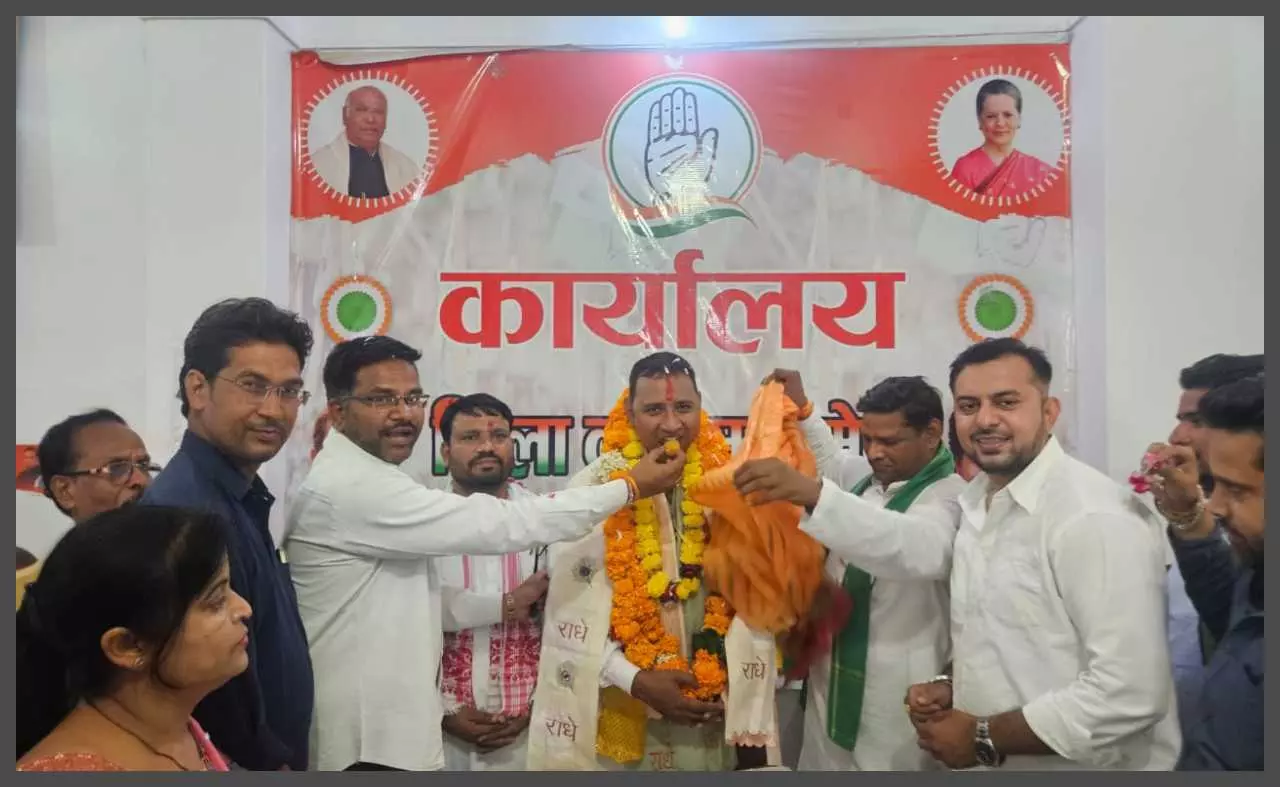 Kunwar Singh Nishads grand welcome at District Congress office