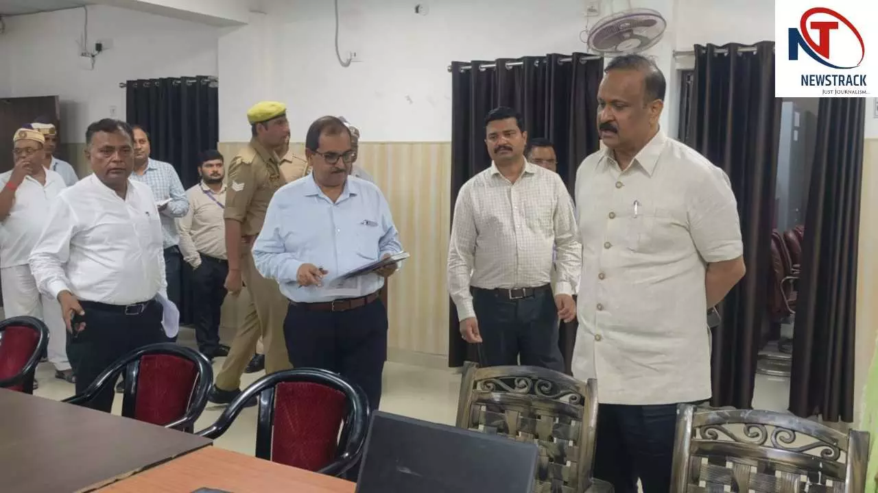 Etah News: मंडलायुक्त ने एटा में उद्योग योजनाओं और निर्माणाधीन परियोजनाओं का लिया जायजा