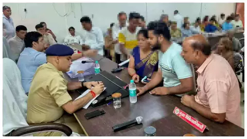 Aligarh News : तहसील में गरजे डीएम-एसएसपी, फरियादियों की सुनी पुकार; लापरवाही पर सख्त चेतावनी Aligarh News : तहसील में गरजे डीएम-एसएसपी, फरियादियों की सुनी पुकार; लापरवाही पर सख्त चेतावनी