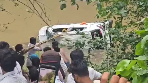 मध्य प्रदेश में दर्दनाक हादसा! उफनते नाले में गिरी श्रद्धालुओं से भरी कार, नहीं खुला बंद दरवाजा, 8 की मौत मध्य प्रदेश में दर्दनाक हादसा! उफनते नाले में गिरी श्रद्धालुओं से भरी कार, नहीं खुला बंद दरवाजा, 8 की मौत