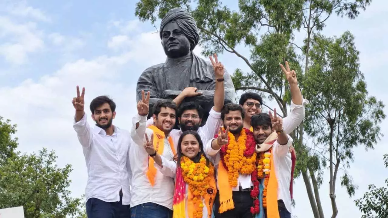 DUSU चुनाव में Gen-Z ने दिया बड़ा सियासी संकेत? समझिए बड़े नेताओं की बधाई में छिपा इशारा DUSU चुनाव में Gen-Z ने दिया बड़ा सियासी संकेत? समझिए बड़े नेताओं की बधाई में छिपा इशारा