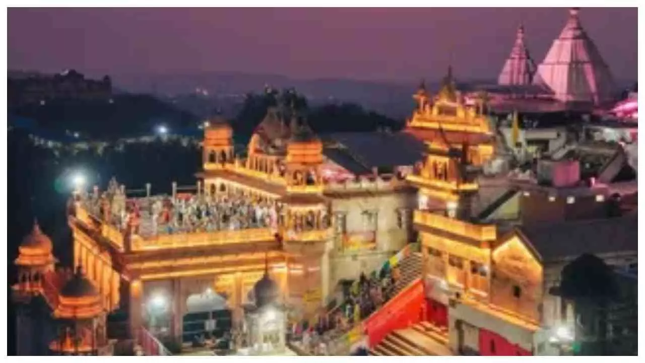 Mathura:  राधारानी मंदिर में पुजारियों के बीच मारपीट, प्रसाद-दर्शन विवाद का वीडियो वायरल