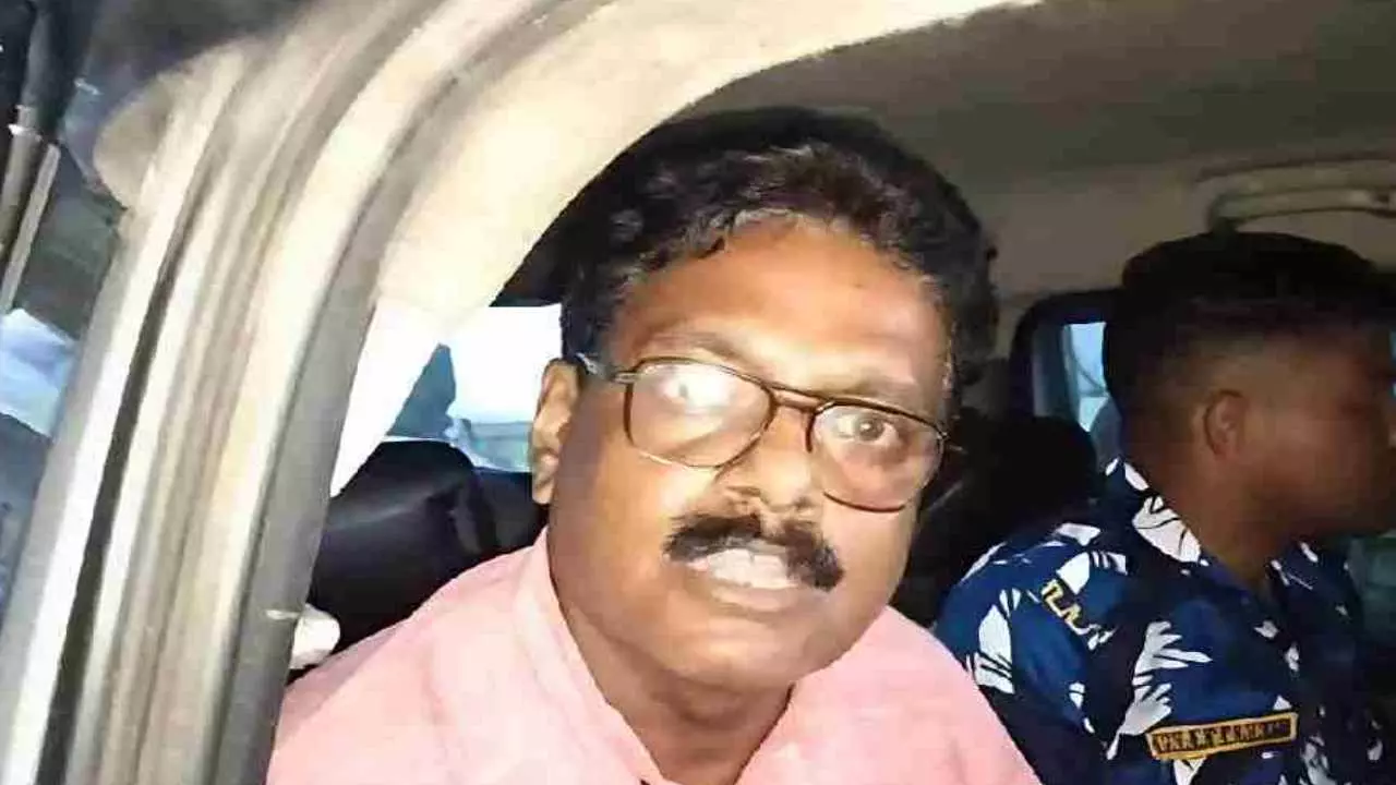 नंदीग्राम उम्मीदवार के बाद रेजीनगर प्रत्याशी भी गिरफ्तार; बंगाल उपचुनाव में भारी बवाल नंदीग्राम उम्मीदवार के बाद रेजीनगर प्रत्याशी भी गिरफ्तार; बंगाल उपचुनाव में भारी बवाल