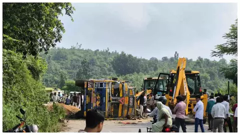 Sonbhadra News: भूसी की आड़ में शराब तस्करी का खुलासा, ट्रक पलटने पर खुला राज Sonbhadra News: भूसी की आड़ में शराब तस्करी का खुलासा, ट्रक पलटने पर खुला राज