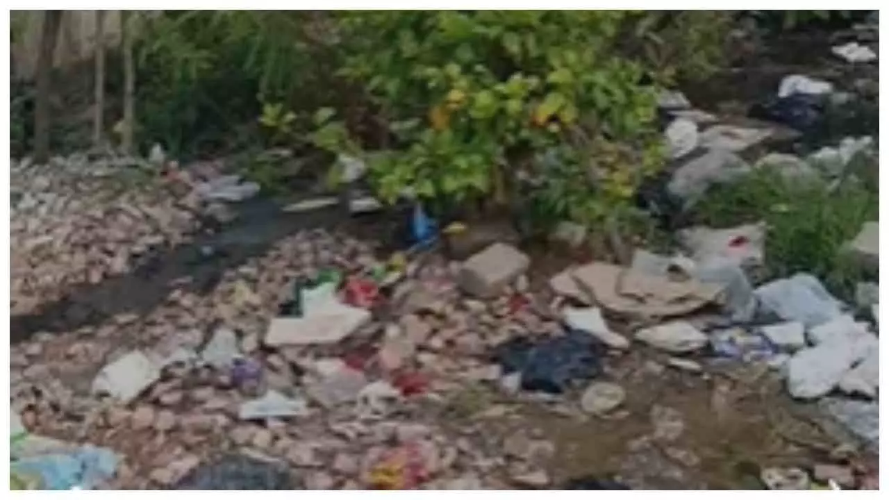 Etah News: बालाजी मंदिर के पास गंदगी और जलभराव, मेडिकल कॉलेज प्रशासन पर उठे स
