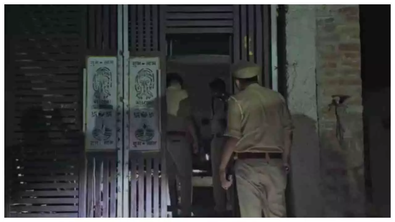 एटा में मां-बेटी की हथौड़े से हत्या, पति और ससुर पर डबल मर्डर का आरोप; बच्चों के बयान पर मुकदमा एटा में मां-बेटी की हथौड़े से हत्या, पति और ससुर पर डबल मर्डर का आरोप; बच्चों के बयान पर मुकदमा