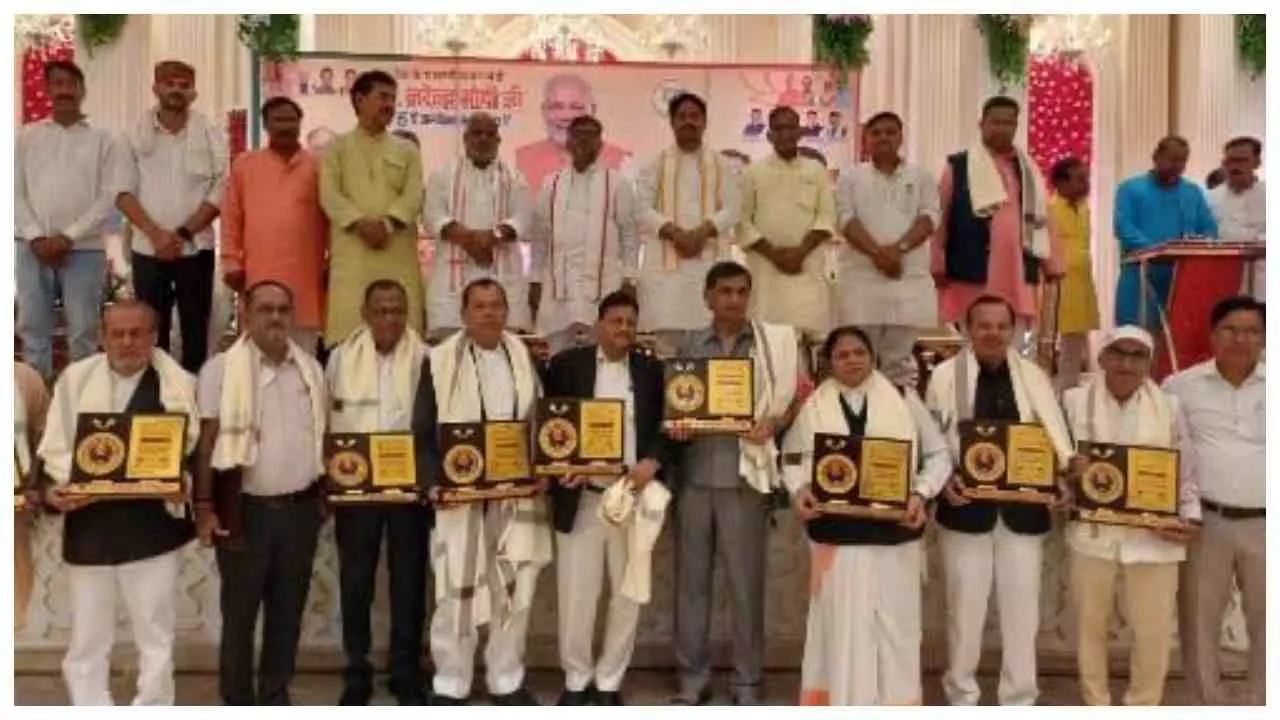 Sonbhadra News: सेवा संकल्प अभियान में प्रतिभाओं का सम्मान, प्रभारी मंत्री ने दिया जनकल्य