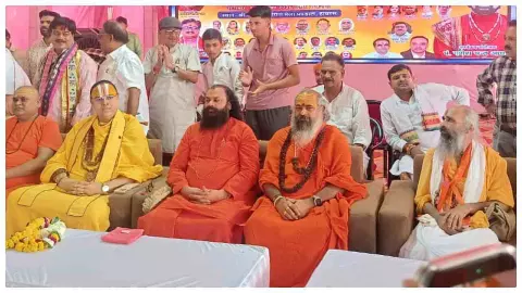 Hathras News: फलाहारी महाराज का स्वागत, मथुरा मंदिर के लिए हुआ पूजन Hathras News: फलाहारी महाराज का स्वागत, मथुरा मंदिर के लिए हुआ पूजन