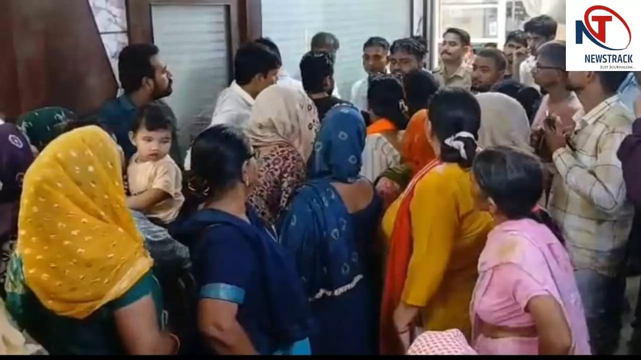 Hapur News: केयर हॉस्पिटल में नवजात की मौत के बाद हंगामा, प्रसव के दौरान सिर में चोट लगने का आरोप