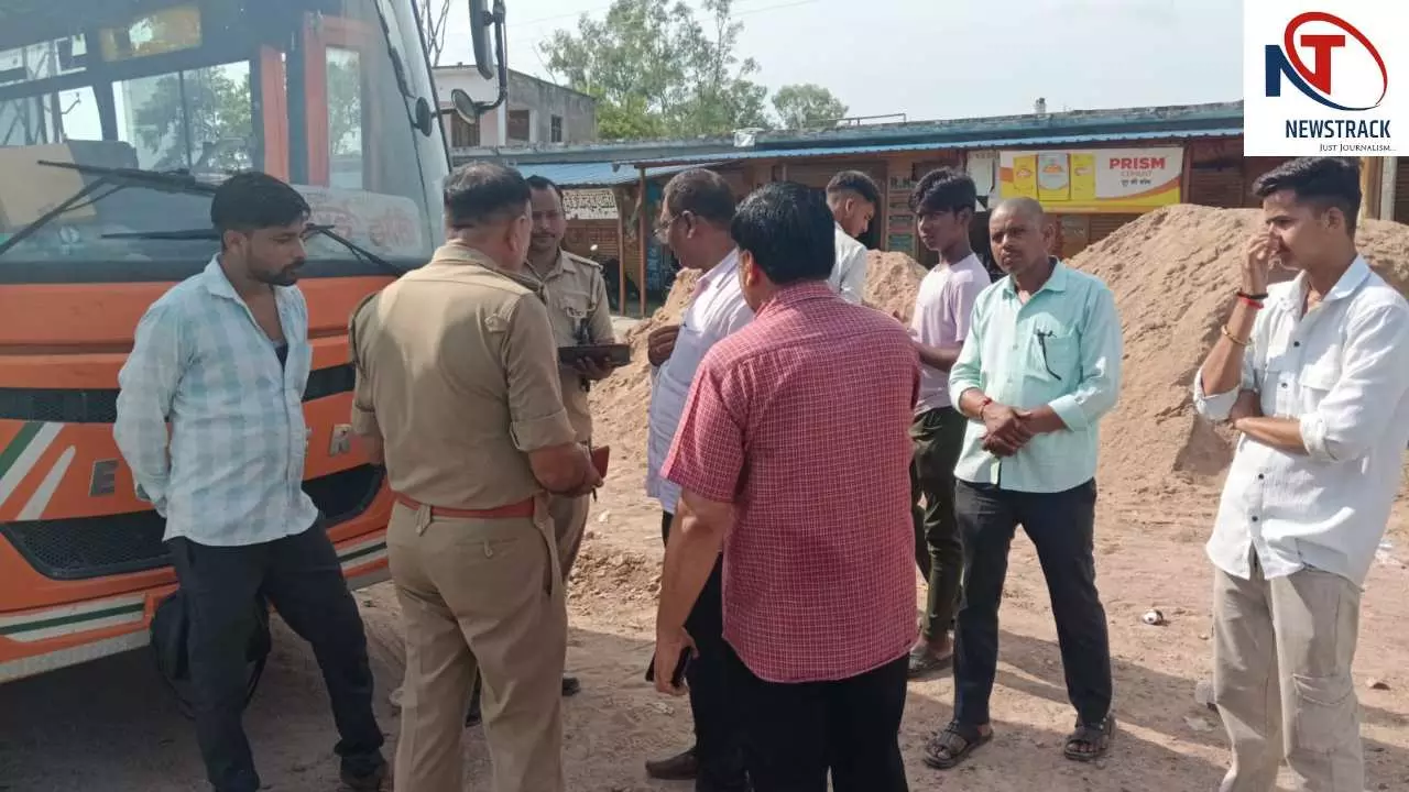 Jalaun News: छह बिना टिकट सवारियां पकड़े जाने पर भड़का कंडक्टर, अधिकारी से की मारपीट Jalaun News: छह बिना टिकट सवारियां पकड़े जाने पर भड़का कंडक्टर, अधिकारी से की मारपीट