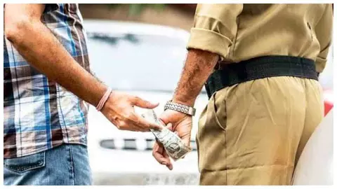 Hapur News: चेकिंग के नाम पर वसूली का वीडियो वायरल, दो पुलिसकर्मी निलंबित Hapur News: चेकिंग के नाम पर वसूली का वीडियो वायरल, दो पुलिसकर्मी निलंबित