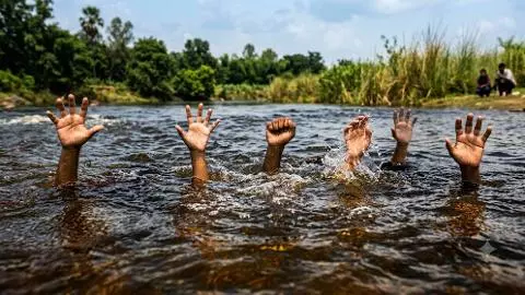 Jharkhand में करमा पूजा विसर्जन के दौरान बड़ा हादसा, 4 की मौत, एक की तलाश जारी Jharkhand में करमा पूजा विसर्जन के दौरान बड़ा हादसा, 4 की मौत, एक की तलाश जारी