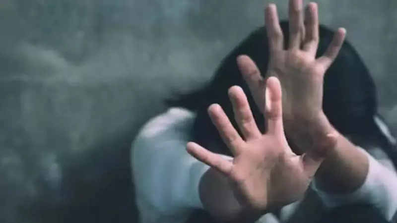 Bihar में पुलिसकर्मी की नाबालिग बेटी के साथ दरिंदगी, नशीला पदार्थ खिलाकर किया दुष्कर्म Bihar में पुलिसकर्मी की नाबालिग बेटी के साथ दरिंदगी, नशीला पदार्थ खिलाकर किया दुष्कर्म