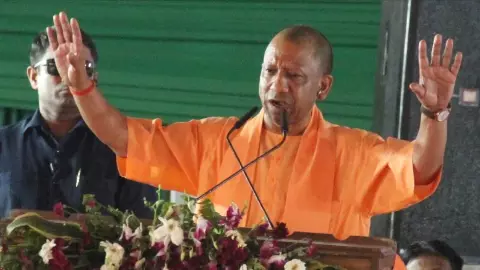 Gorakhpur News: गोरखपुर में बोले योगी आदित्यनाथ- विदेशी आक्रांताओं का लक्ष्य भारत का वैभव और ज्ञान परंपरा नष्ट करना था