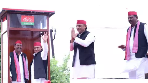 Raebareli News: बारिश के बीच अखिलेश यादव की जनसभा, बोले- 24 में हराया, 27 में हमेशा के लिए हराएंगे
