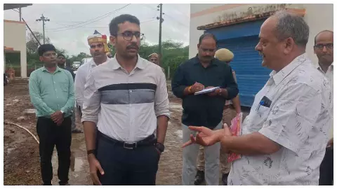Amethi News: DM के औचक निरीक्षण से गौशालाओं में मची हलचल, 568 गोवंशों की व्यवस्थाएं परखीं Amethi News: DM के औचक निरीक्षण से गौशालाओं में मची हलचल, 568 गोवंशों की व्यवस्थाएं परखीं