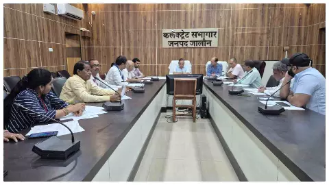 Jalaun News : MLC स्नातक चुनाव को लेकर MCMC गठित, DM ने पेड न्यूज और विज्ञापनों पर दिए निर्देश