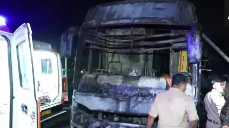 Greater Noida Bus Fire: यमुना एक्सप्रेसवे पर स्लीपर बस में भीषण आग, 9 यात्रियों की मौत Greater Noida Bus Fire: यमुना एक्सप्रेसवे पर स्लीपर बस में भीषण आग, 9 यात्रियों की मौत