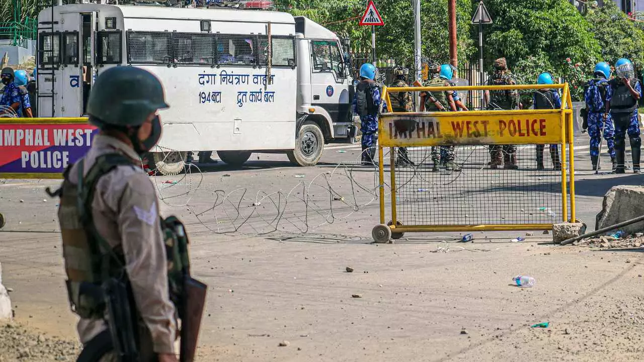 मणिपुर में फिर AFSPA लागू, इन 13 इलाकों को छोड़कर 6 महीने के लिए पूरा राज्य अशांत क्षेत्र घोषित मणिपुर में फिर AFSPA लागू, इन 13 इलाकों को छोड़कर 6 महीने के लिए पूरा राज्य अशांत क्षेत्र घोषित