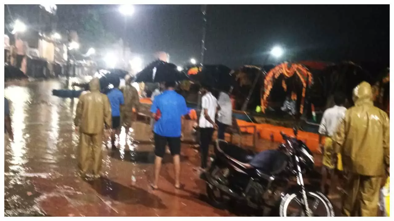 Mandakini reaches above danger mark, shopkeepers collect goods, alert on Ramghat Mandakini reaches above danger mark, shopkeepers collect goods, alert on Ramghat