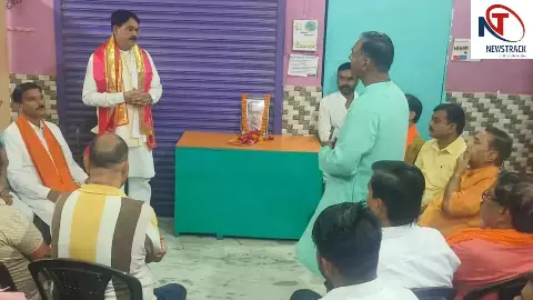 Auraiya News: बूथ स्तर पर मनाई गई पंडित दीनदयाल उपाध्याय की जयंती, भाजपा कार्यकर्ताओं ने किया नमन