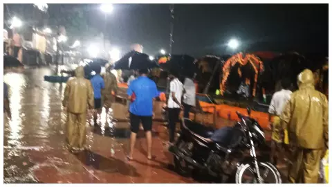 Mandakini reaches above danger mark, shopkeepers collect goods, alert on Ramghat