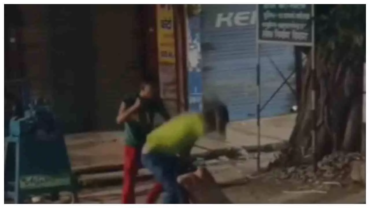 Hapur: तहसील चौपला पर ई-रिक्शा चालक की सरेराह पिटाई, वायरल वीडियो से मचा हड़कंप; दो आरोपी हिरासत में Hapur: तहसील चौपला पर ई-रिक्शा चालक की सरेराह पिटाई, वायरल वीडियो से मचा हड़कंप; दो आरोपी हिरासत में