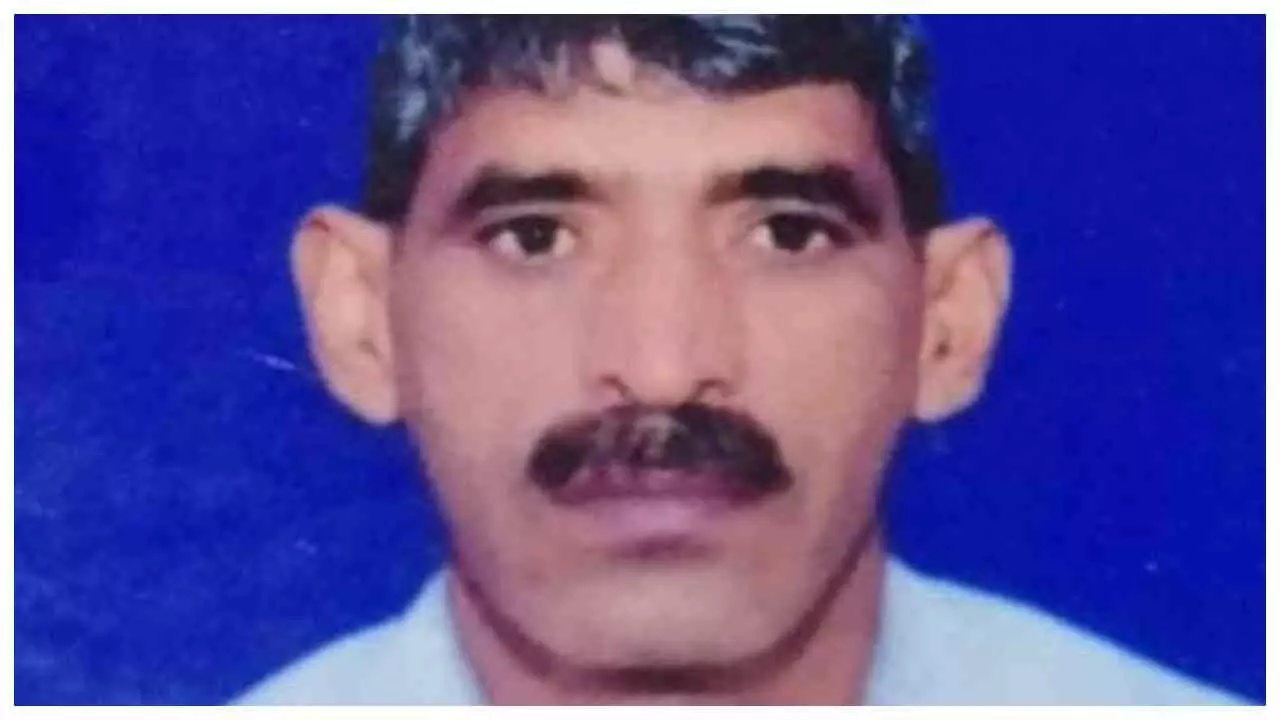 Hapur News: रिटायर्ड फौजी तेजवीर की मौत से हड़कंप, स्वाइन फ्लू की आशंका; जांच करेगी स्वास्थ्य टीम Hapur News: रिटायर्ड फौजी तेजवीर की मौत से हड़कंप, स्वाइन फ्लू की आशंका; जांच करेगी स्वास्थ्य टीम